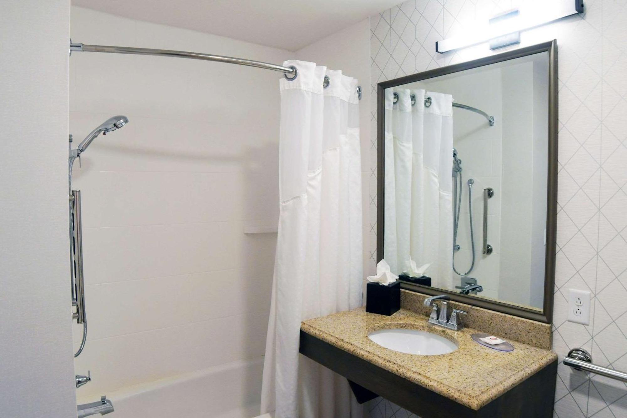 Comfort Inn & Suites Nw Milwaukee Germantown エクステリア 写真