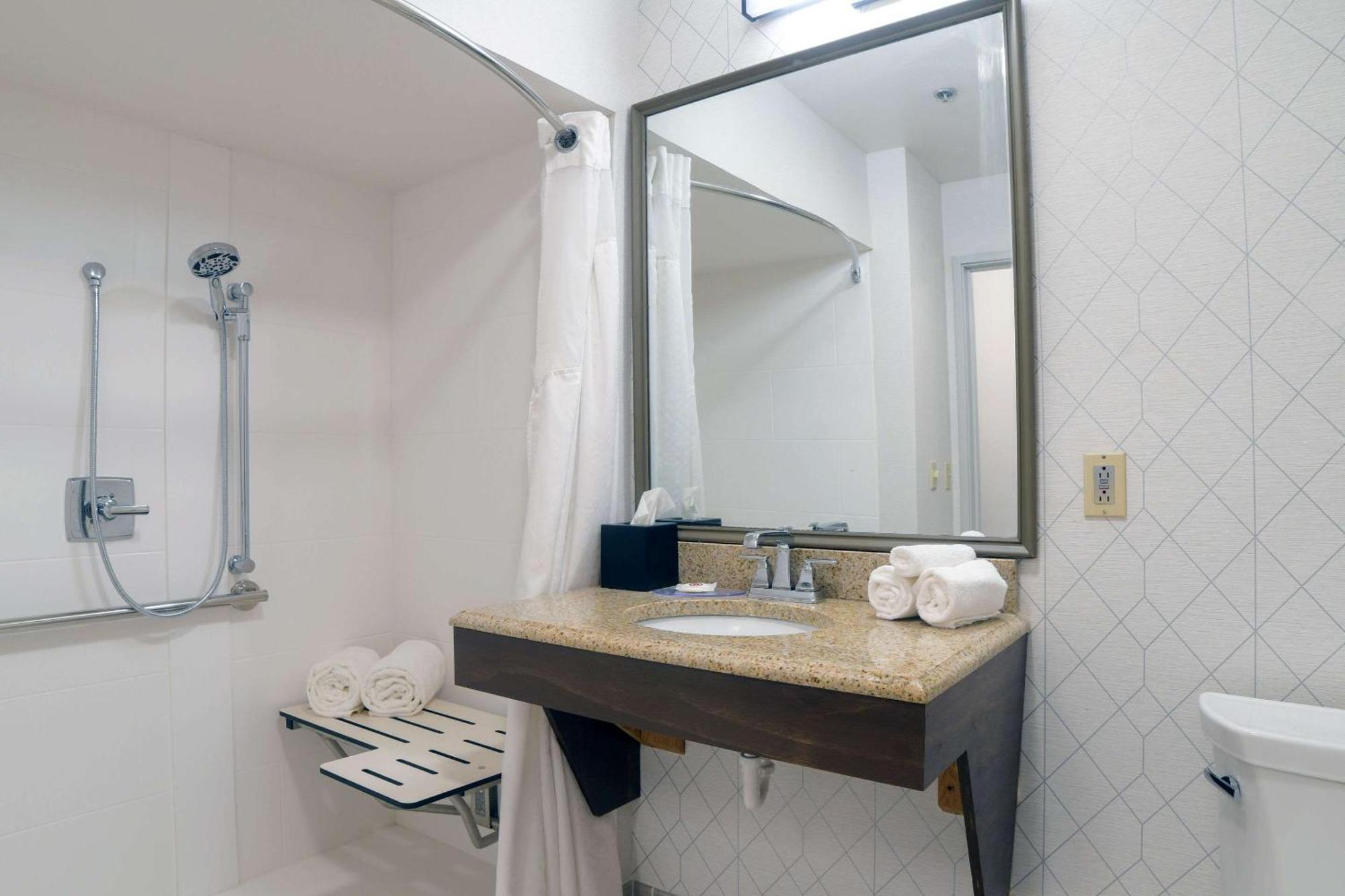 Comfort Inn & Suites Nw Milwaukee Germantown エクステリア 写真