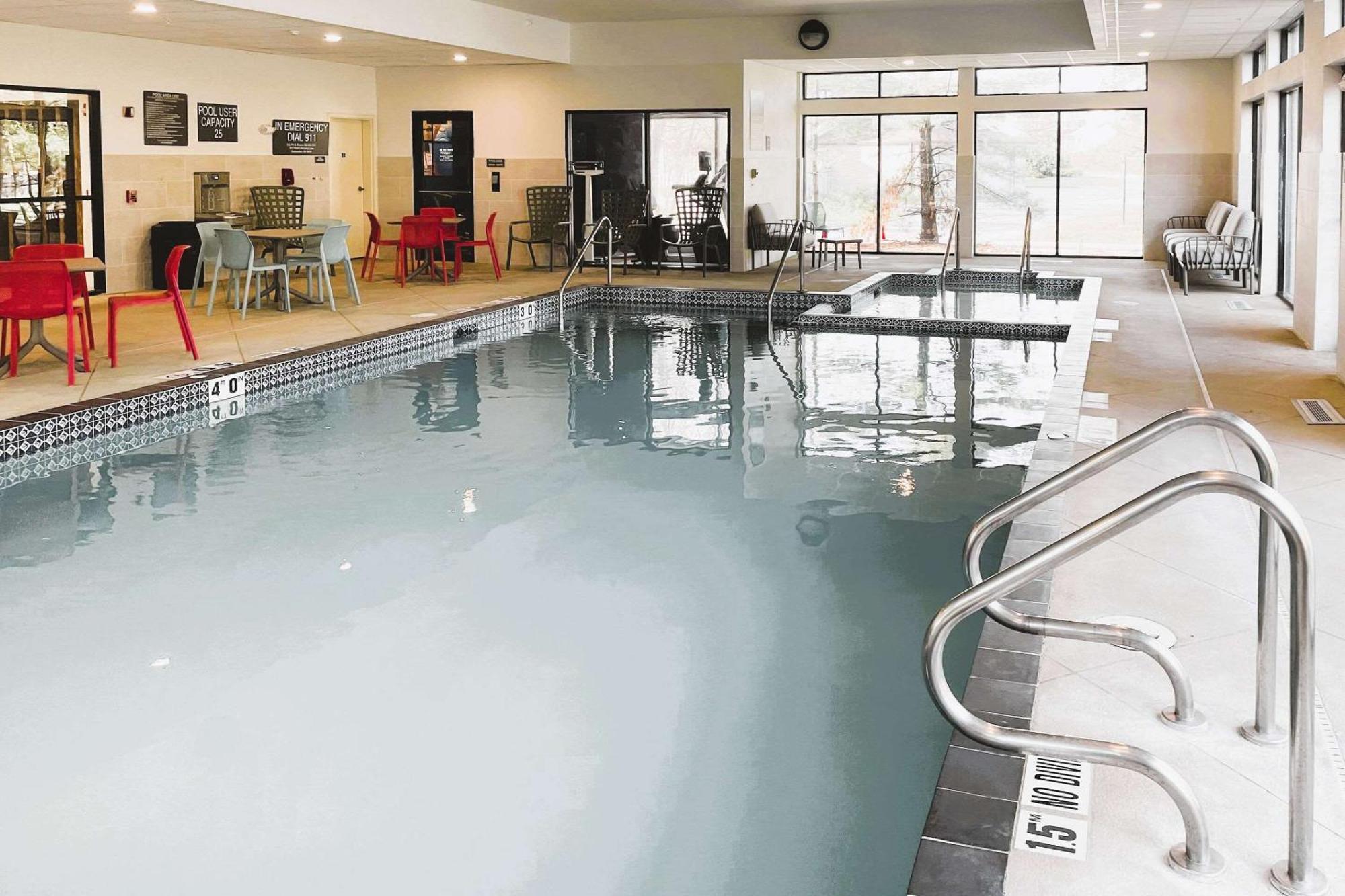 Comfort Inn & Suites Nw Milwaukee Germantown エクステリア 写真